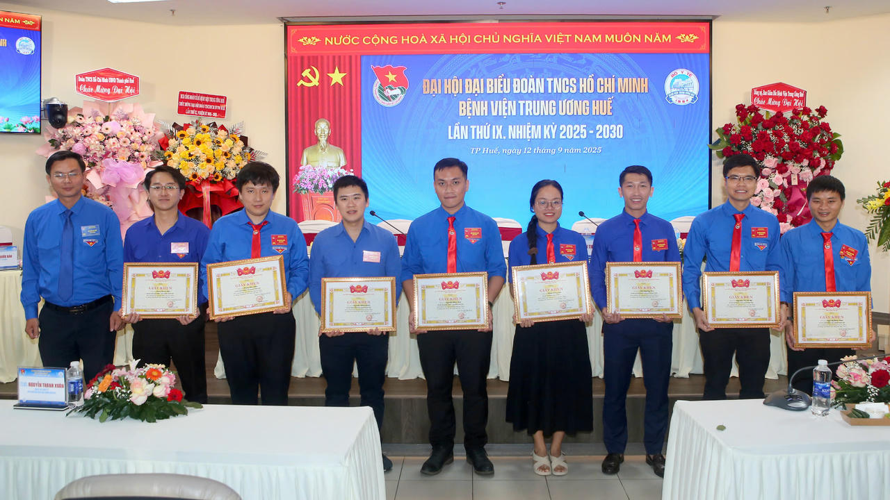 Khen thưởng các đoàn viên có thành tích xuất sắc trong nhiệm kỳ