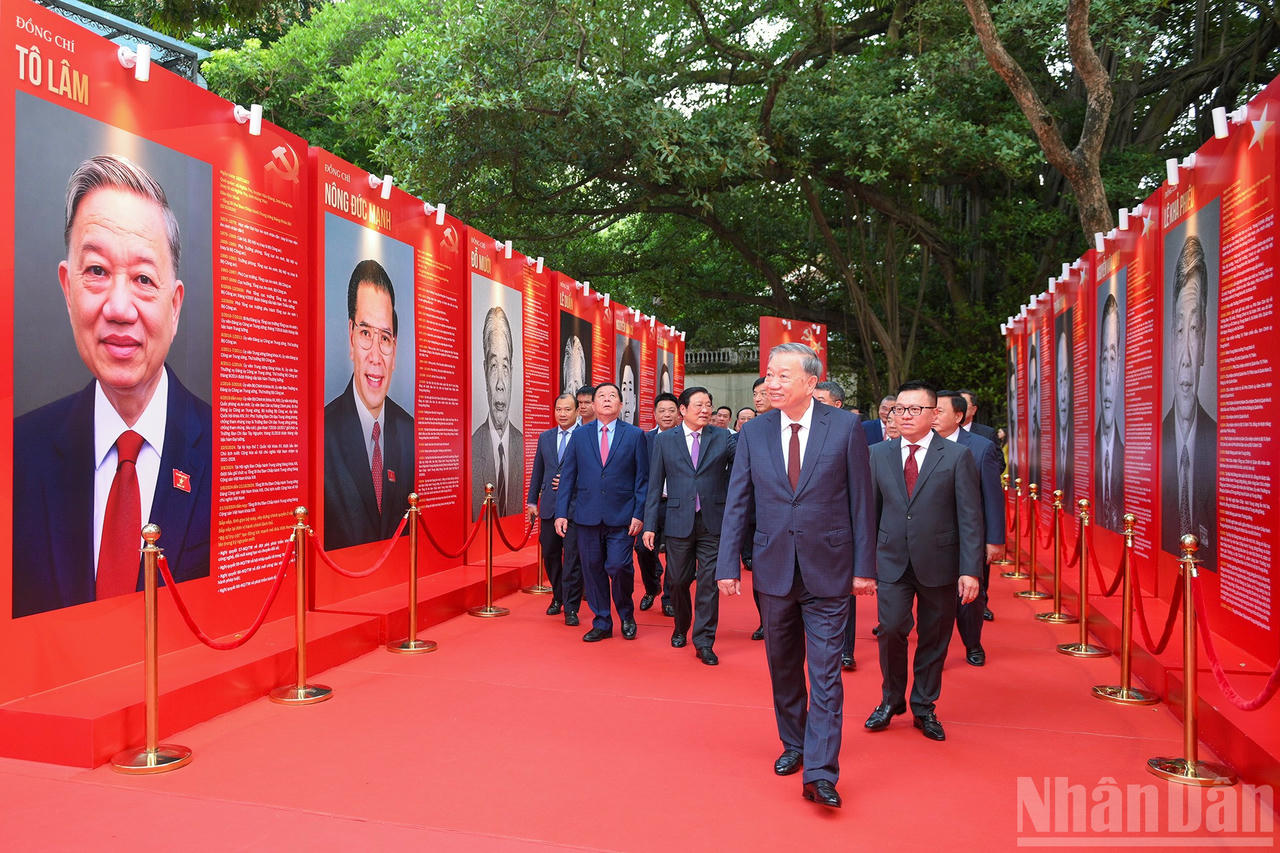  Tổng Bí thư Tô Lâm và các đại biểu tham quan khu triển lãm về các Tổng Bí thư của Đảng tại Báo Nhân Dân. (Ảnh: ĐĂNG KHOA) 