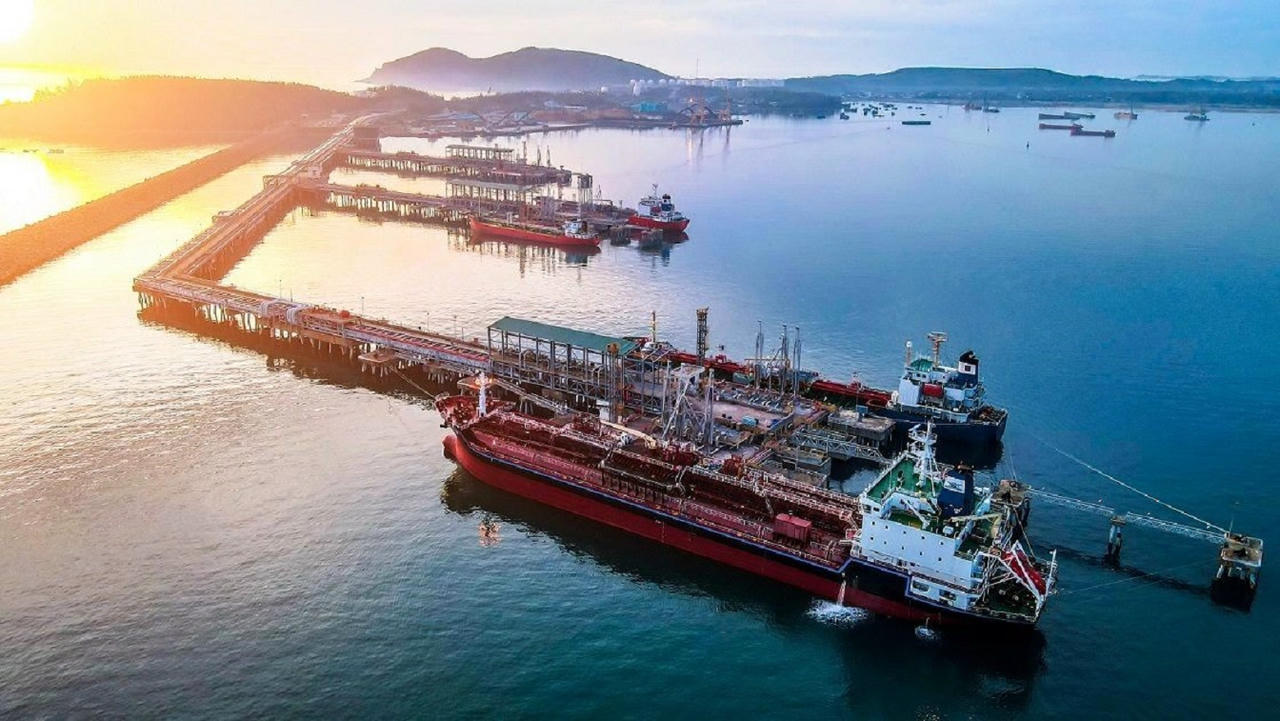 Khu kinh tế Dung Quất là hạt nhân, thúc đẩy liên kết với Khu kinh tế mở Chu Lai, hình thành một trung tâm công nghiệp trọng điểm quốc gia. 