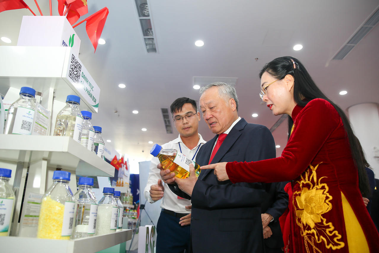 Phó Thủ tướng Thường trực Chính phủ Nguyễn Hòa Bình xem các sản phẩm của BSR.