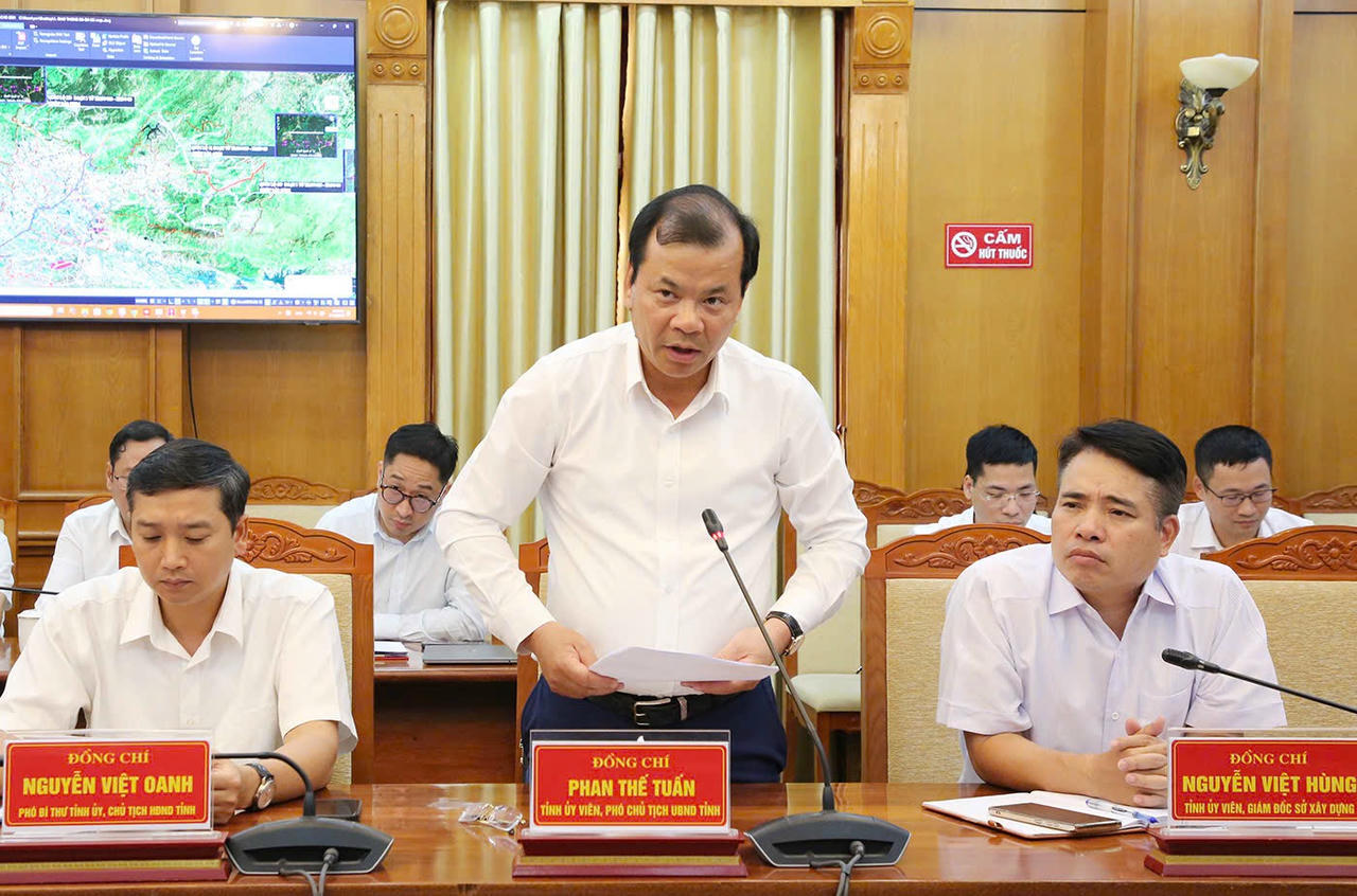 Phó Chủ tịch UBND tỉnh Phan Thế Tuấn phát biểu tại buổi làm việc. 