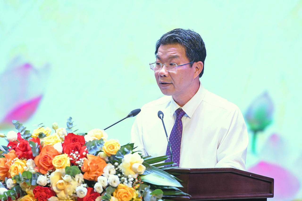 Ông Nguyễn Hoàng Hà - Ủy viên Ban Thường vụ Tỉnh ủy, Phó Chủ tịch Thường trực Ủy ban MTTQ Việt Nam tỉnh Ninh Bình báo cáo kết quả phong trào thi đua, công tác khen thưởng của MTTQ và các tổ chức chính trị - xã hội giai đoạn 2020 - 2025