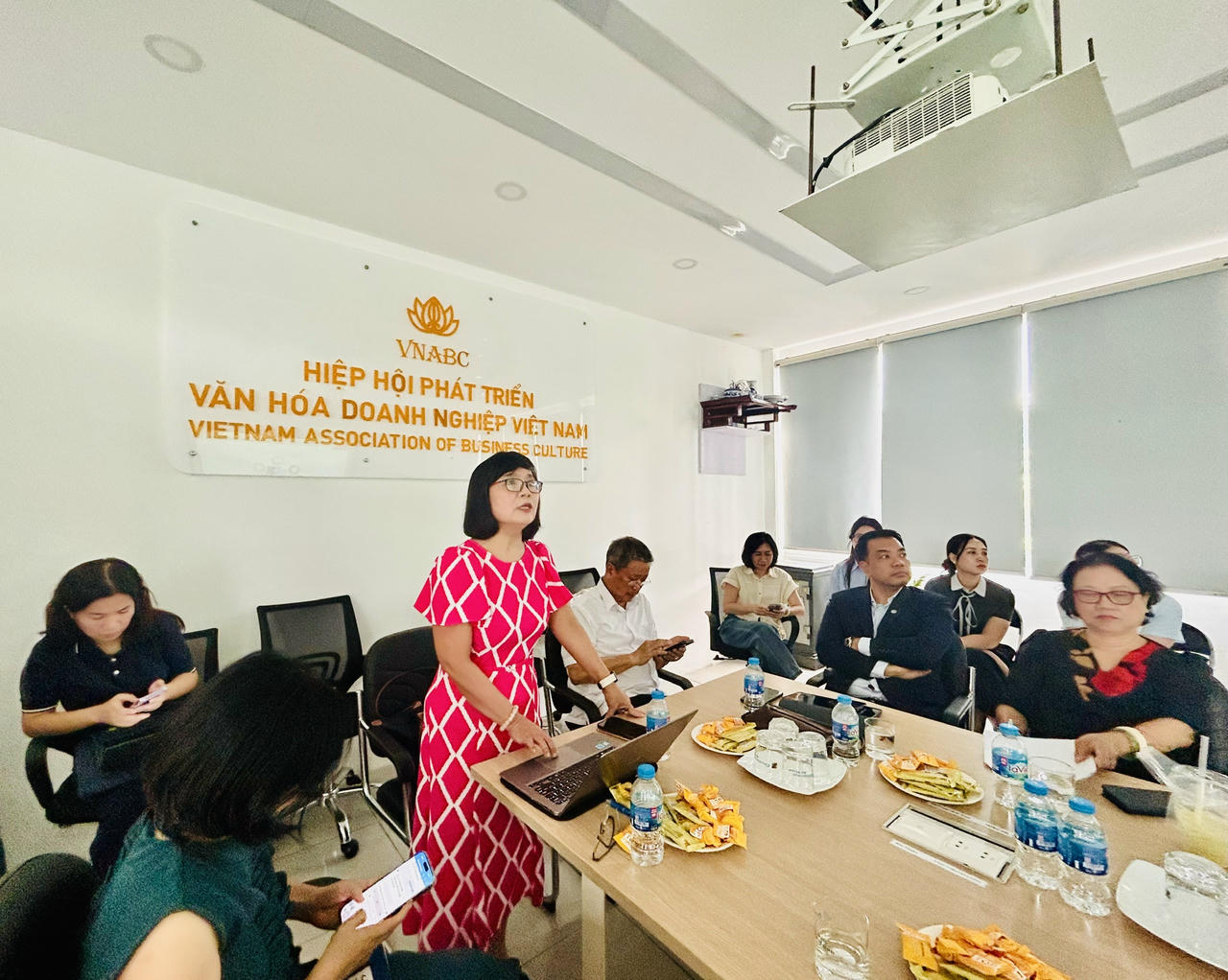 Phó Giáo sư - Tiến sĩ Nguyễn Thị Bích Loan, Ủy viên Ban Chấp hành Hiệp hội Phát triển văn hóa doanh nghiệp Việt Nam thông tin về Bộ tiêu chí bổ sung thêm các tiêu chí mới (ảnh T.D)