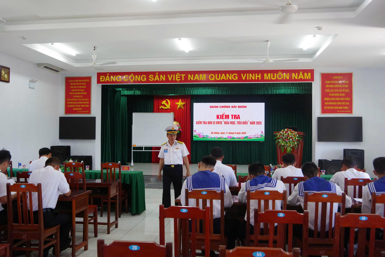 Cán bộ, chiến sĩ Trung tâm Bảo đảm Kỹ thuật tham gia phần kiểm tra nhận thức chính trị do đoàn công tác Quân chủng Hải quân tiến hành.