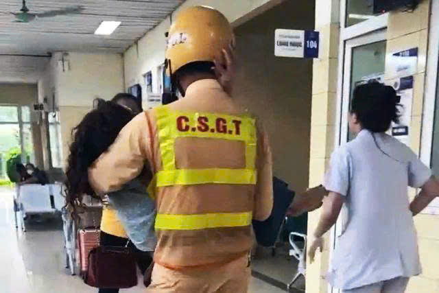 Hình ảnh chiến sỹ CSGT bế người gặp nạn đưa vào hành lang bệnh viện được chia sẻ rộng rãi, nhận được lời khen từ người dân. (Ảnh: CATPHN)