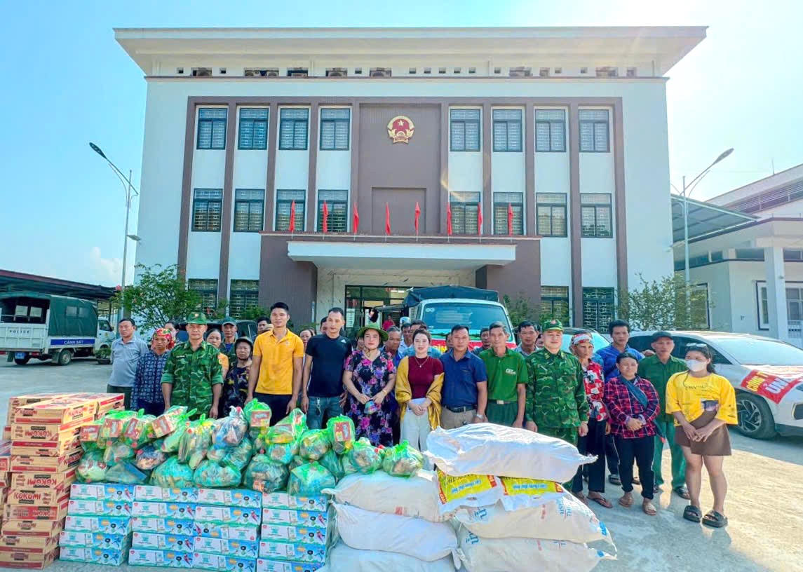 Thiếu tá Nguyễn Huy Quyền (thứ 4 hàng đầu từ phải sang) cùng các nhà hảo tâm trao tặng quà cho người dân trong đợt mưa lũ tháng 9 năm 2024