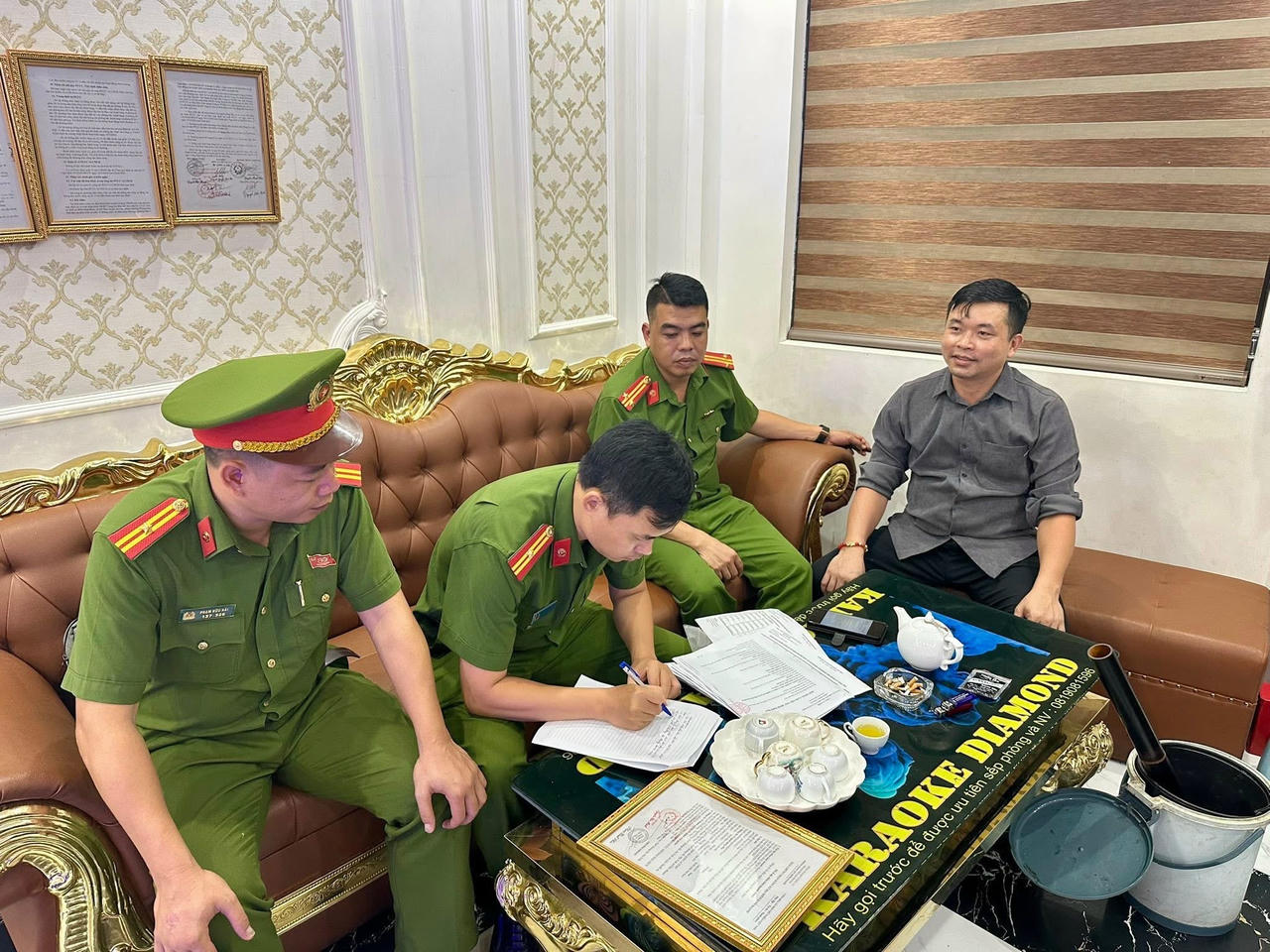 Công an xã An Khánh kiểm tra cơ sở kinh doanh có điều kiện về ANTT, tuyên truyền, hướng dẫn chủ cơ sở các quy định pháp luật. 