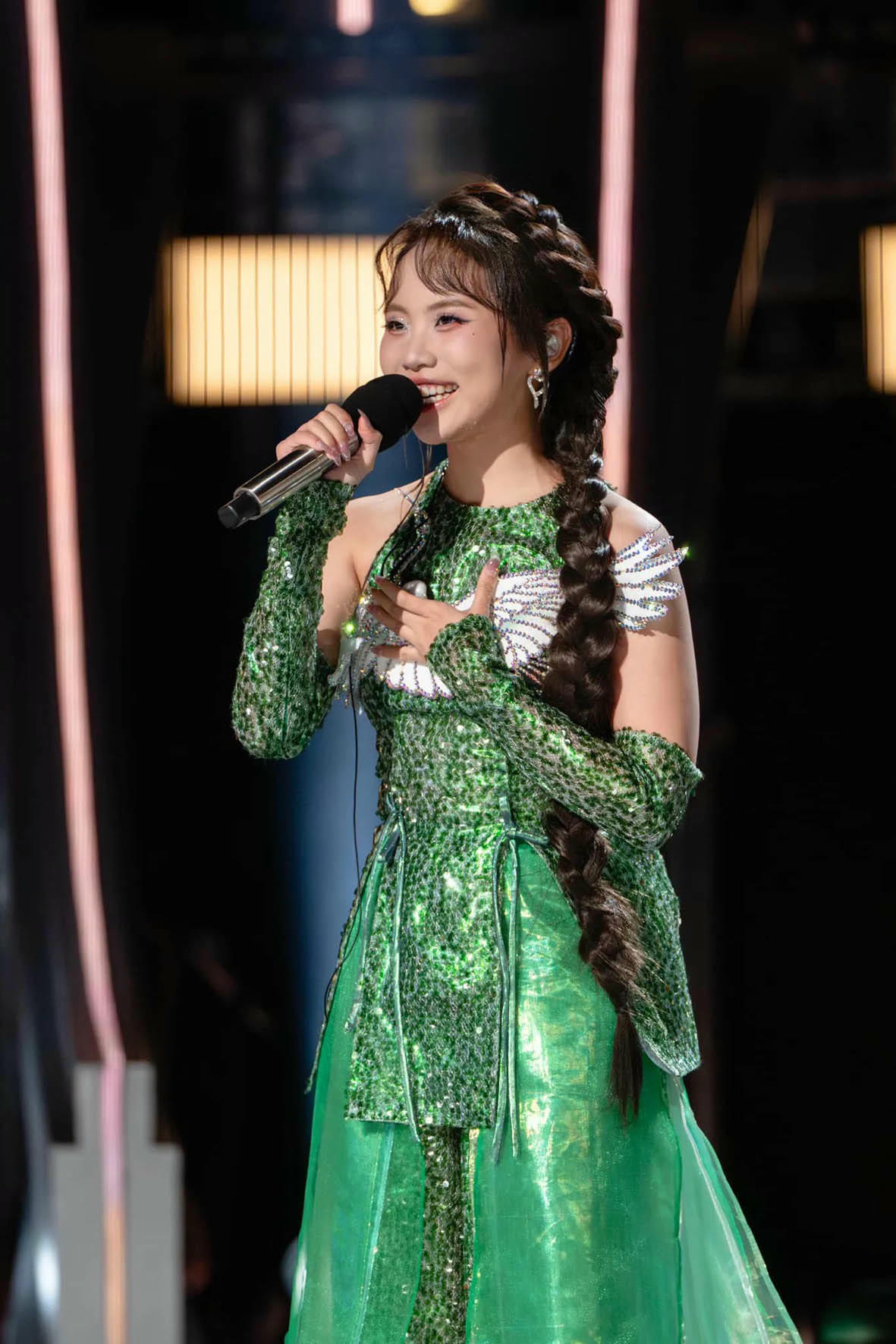 Phương Mỹ Chi tỏa sáng trên sân khấu Sing! Asia 2025 qua các tác phẩm âm nhạc mang đậm âm hưởng văn hóa dân gian Việt Nam. (Ảnh: FBNV)