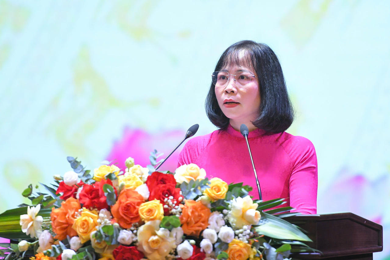 Bà Trần Thanh Hương - Chủ tịch Ủy ban MTTQ Việt Nam phường Nam Định phát biểu hưởng ứng phong trào thi đua giai đoạn 2025 - 2030