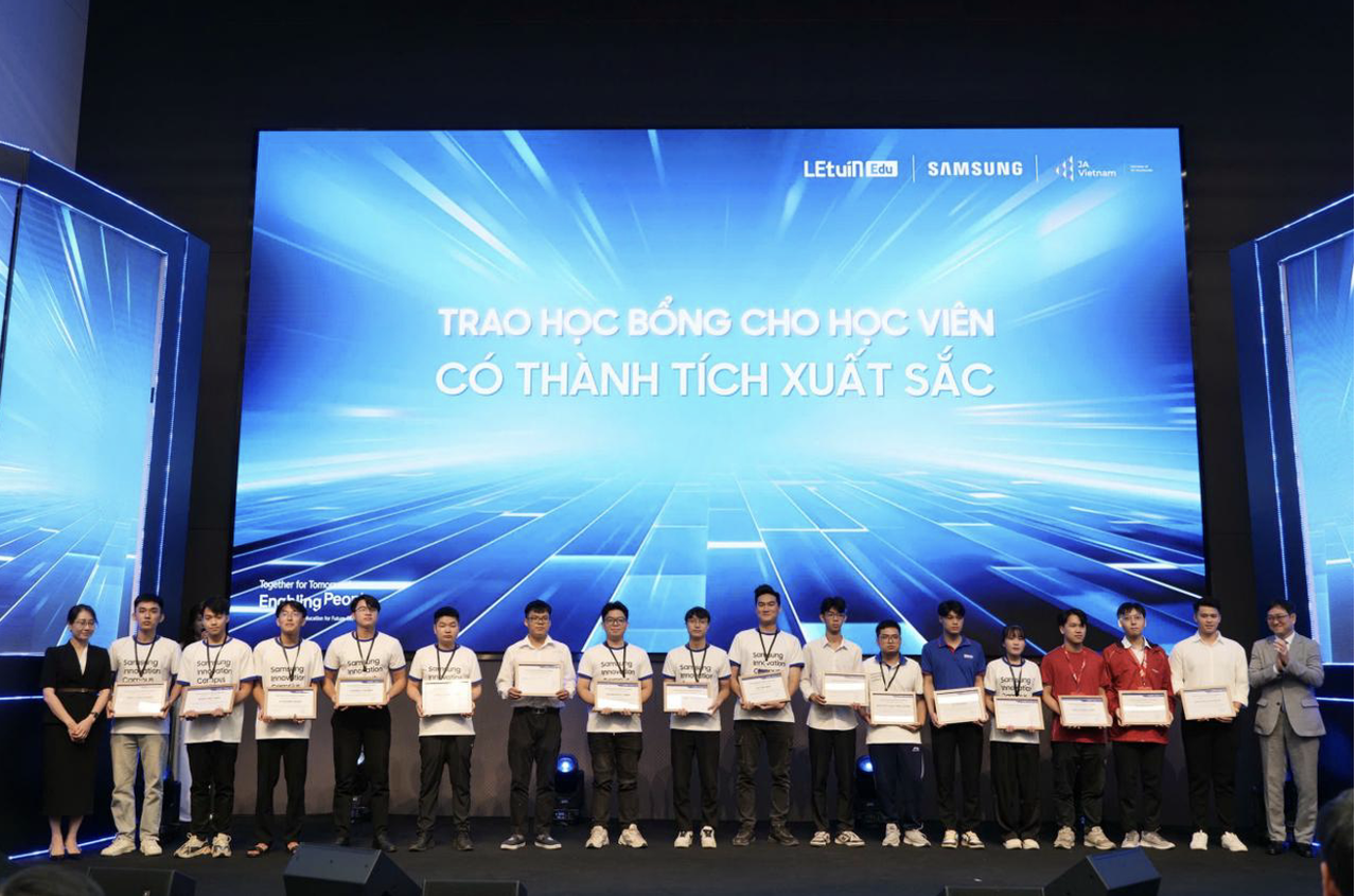 Trao tặng học bổng cho các học viên xuất sắc nhất của chương trình SIC 2024 – 2025.