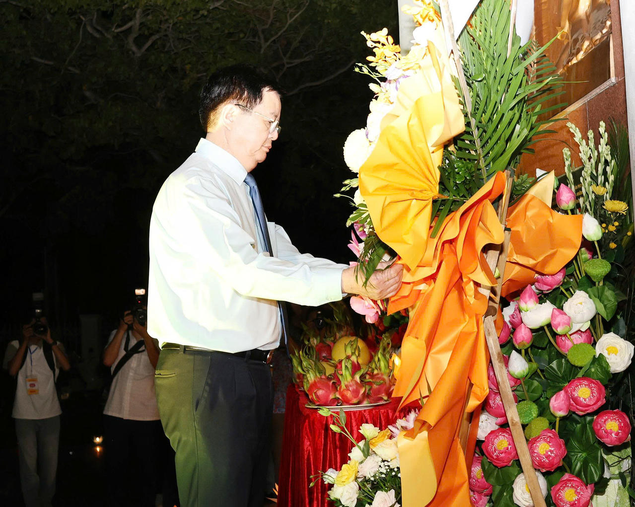 Phó Thủ tướng Chính phủ Mai Văn Chính dâng hoa tại Đài tưởng niệm liệt sĩ trong khuôn viên Bảo tàng Nghệ An - Xô viết Nghệ Tĩnh.