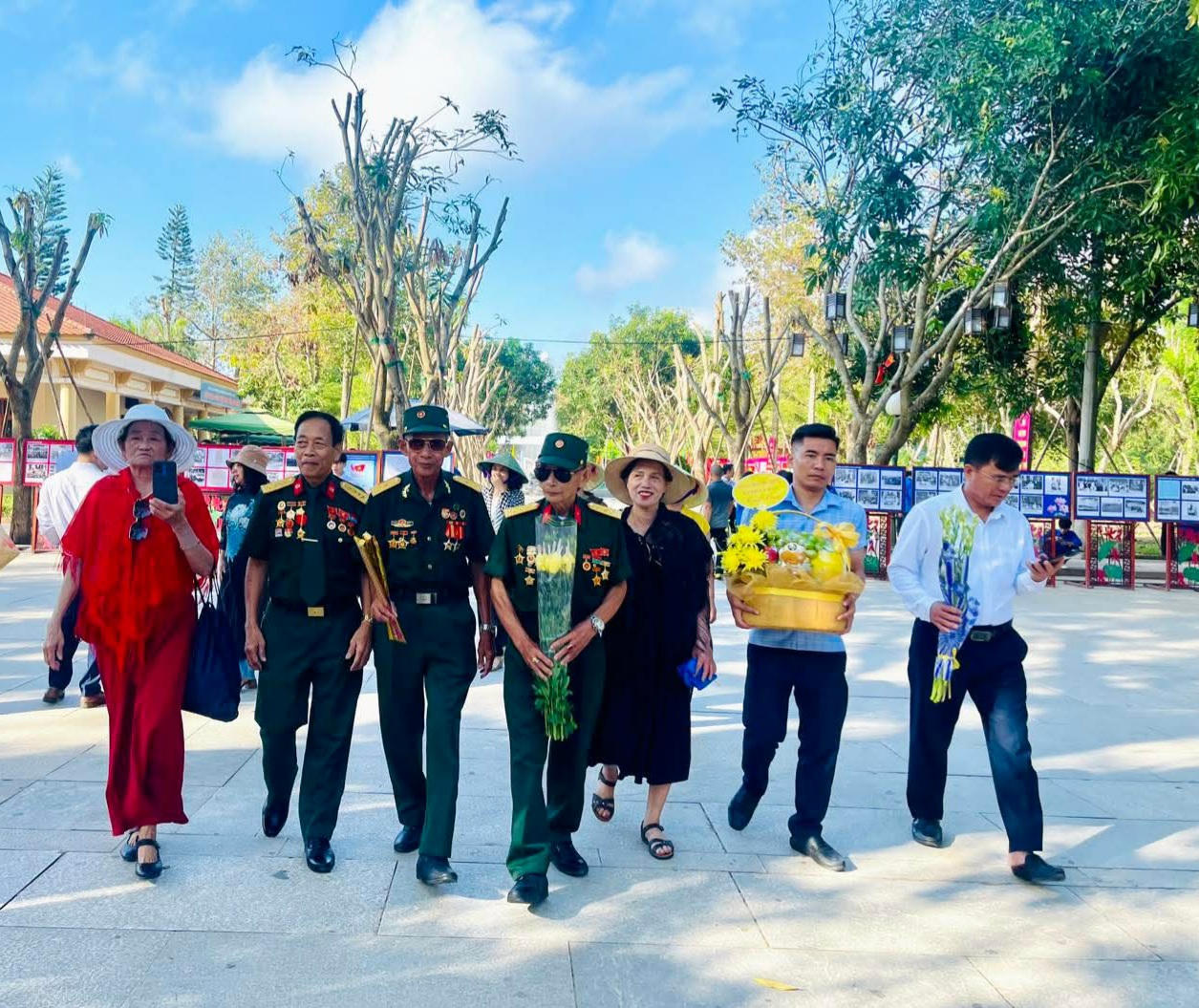 Đông đảo người dân và du khách về dự lễ giỗ Chủ tịch Hồ Chí Minh tại Khu di tích Kim Liên.