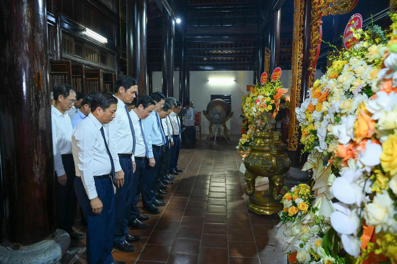 Các đại biểu tưởng niệm các Anh hùng liệt sĩ trong tại Nhà tưởng niệm Xô viết Nghệ Tĩnh.