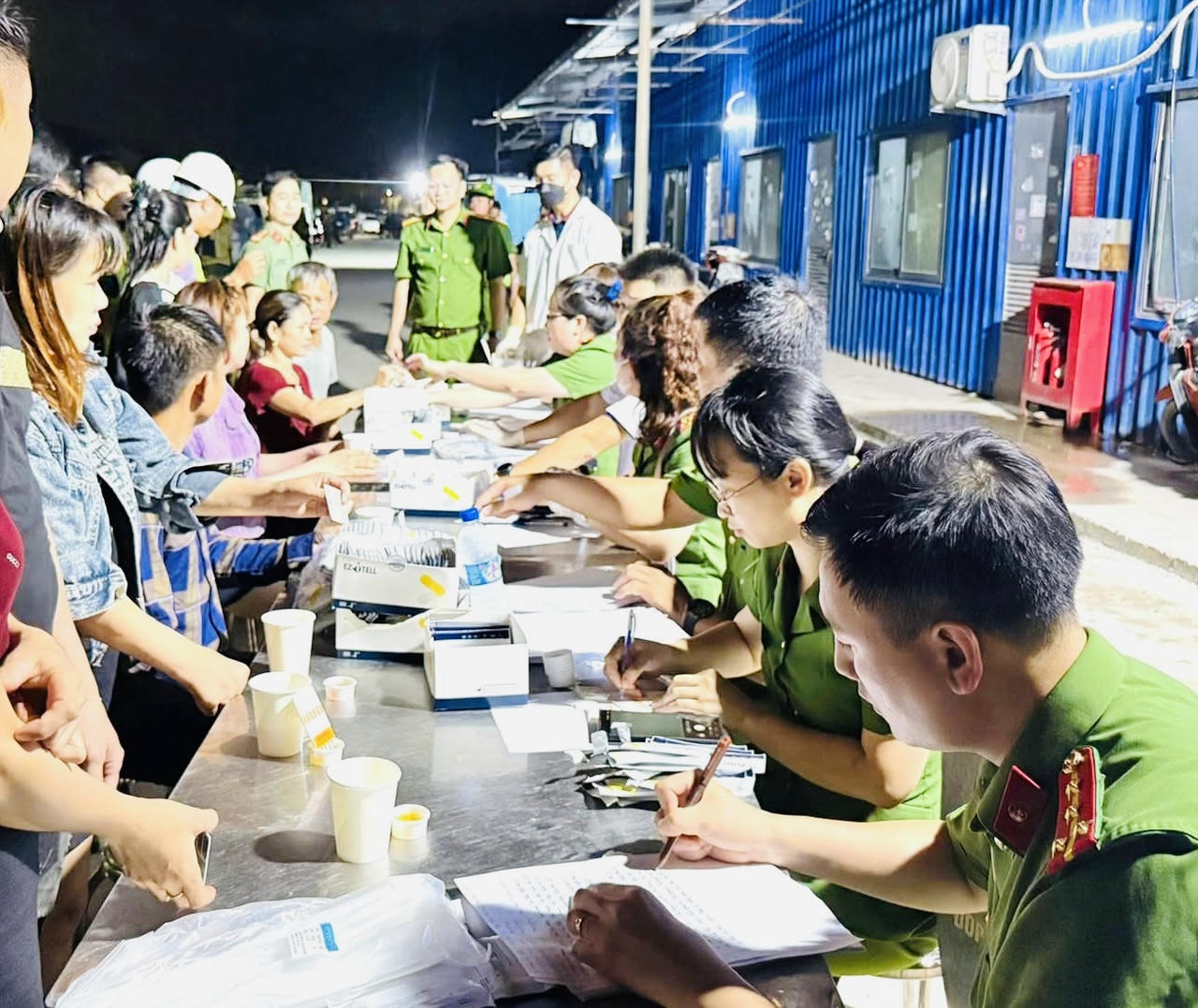Công an TP Hải Phòng kiểm tra, xét nghiệm ma túy đối với công nhân tại khu nhà ở công nhân Vũ Yên 1, phường Thuỷ Nguyên