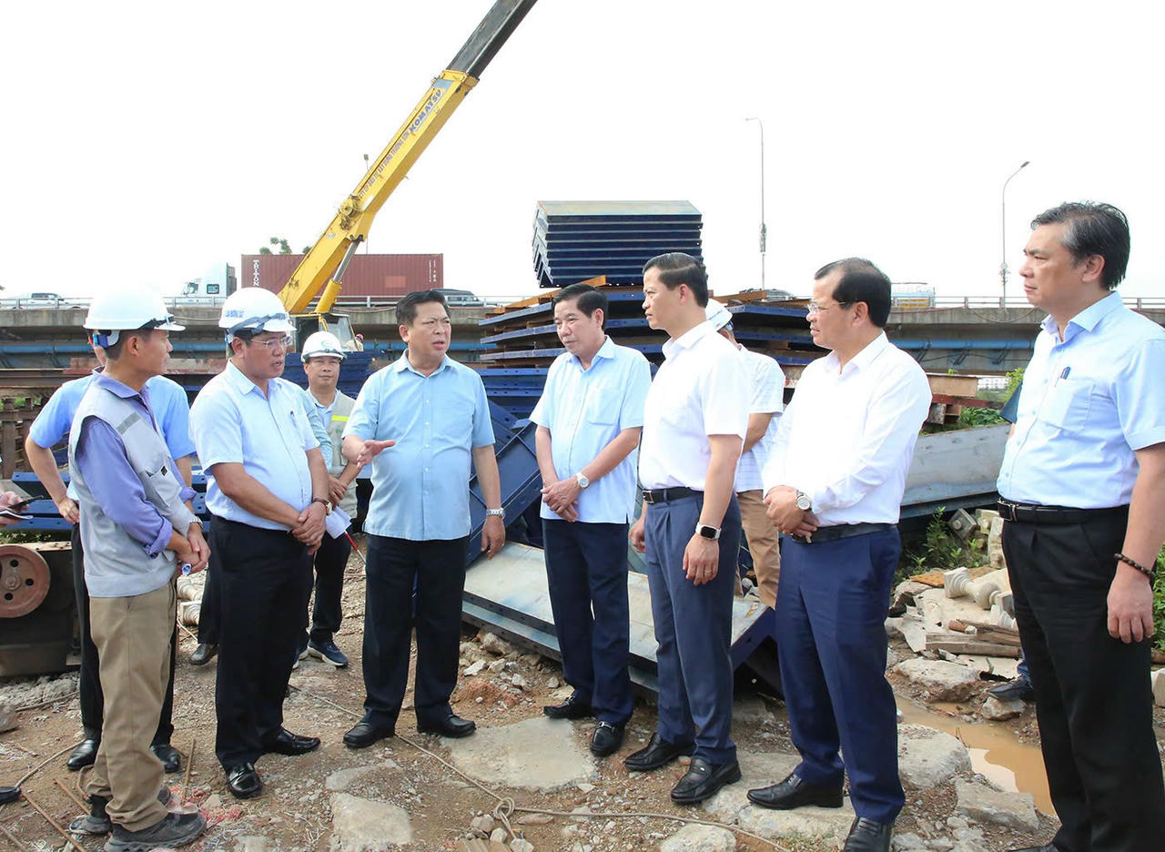 Đoàn công tác của Bộ Xây dựng và lãnh đạo tỉnh Bắc Ninh đã đi kiểm tra công trường, mở rộng cầu Xương Giang.