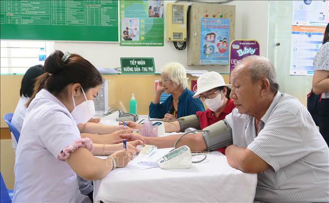 Bộ Chính trị nhấn mạnh cần tiếp tục đổi mới mạnh mẽ tư duy, nâng cao nhận thức về y tế, coi chăm sóc sức khỏe toàn dân là nhiệm vụ hàng đầu. Ảnh: TTXVN