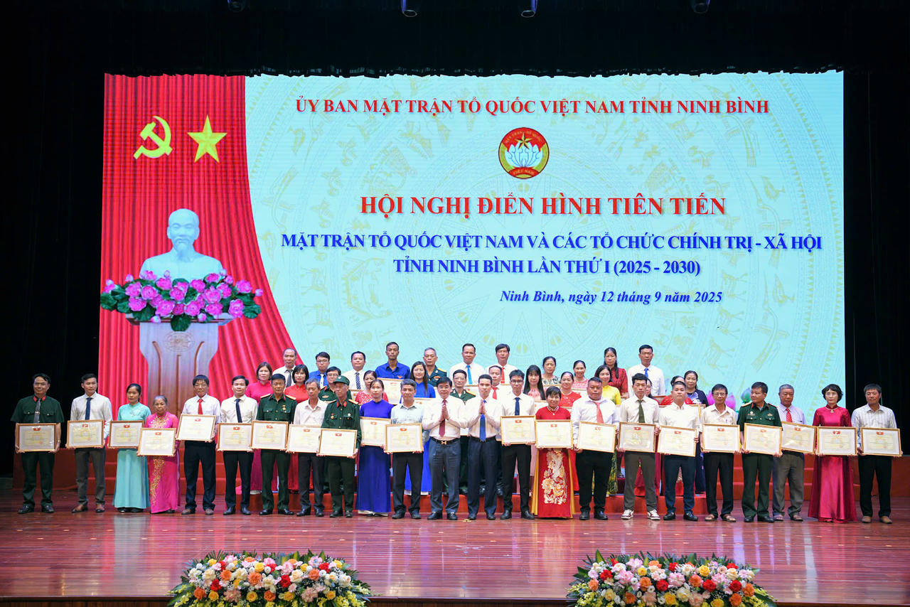 Lãnh đạo Ủy ban MTTQ Việt Nam tỉnh Ninh Bình trao bằng khen cho các cá nhân có thành tích xuất sắc