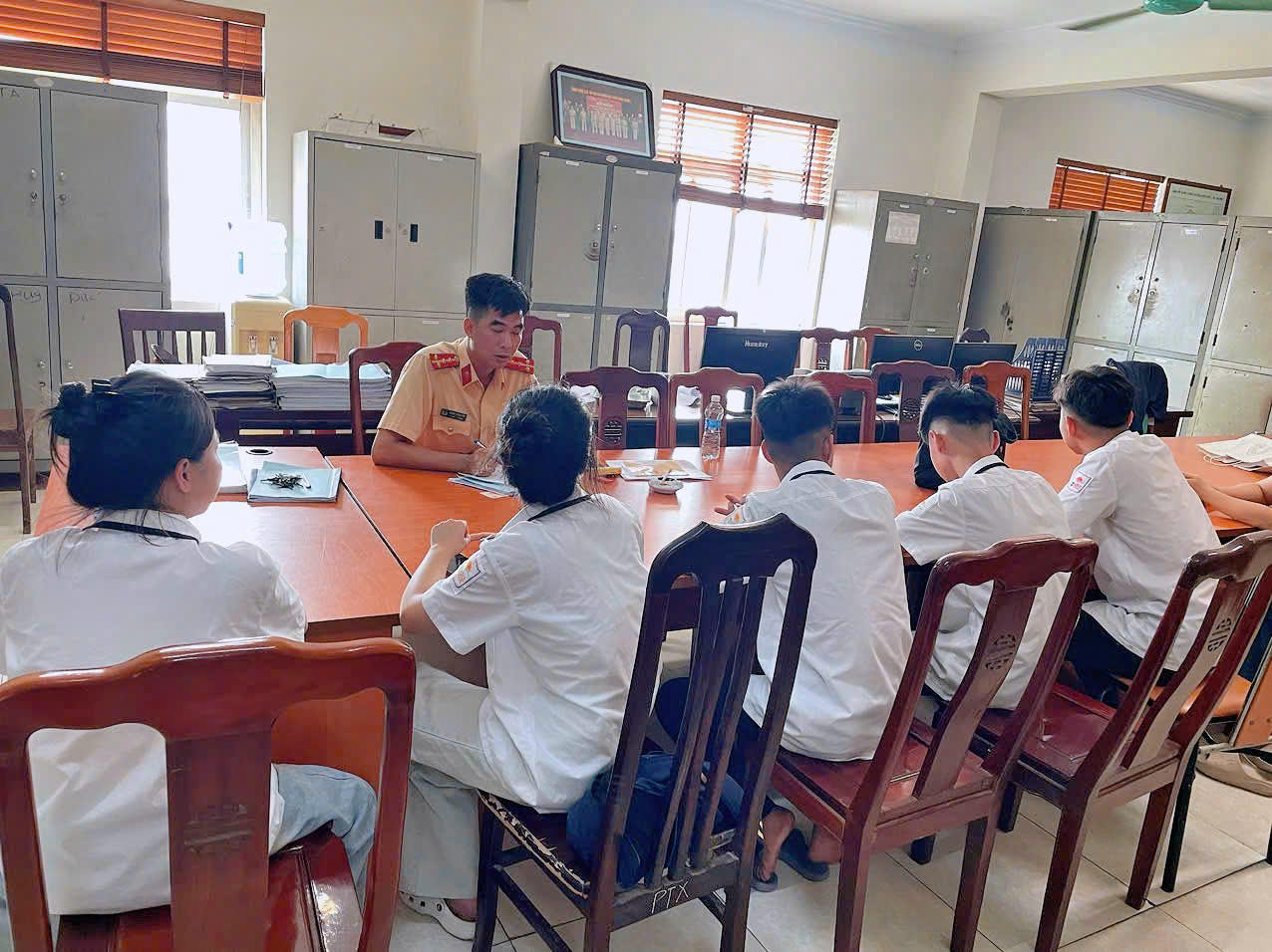 Nhóm thanh thiếu niên vi phạm luật Giao thông làm việc với cơ quan Công an (Ảnh: CATPHN)