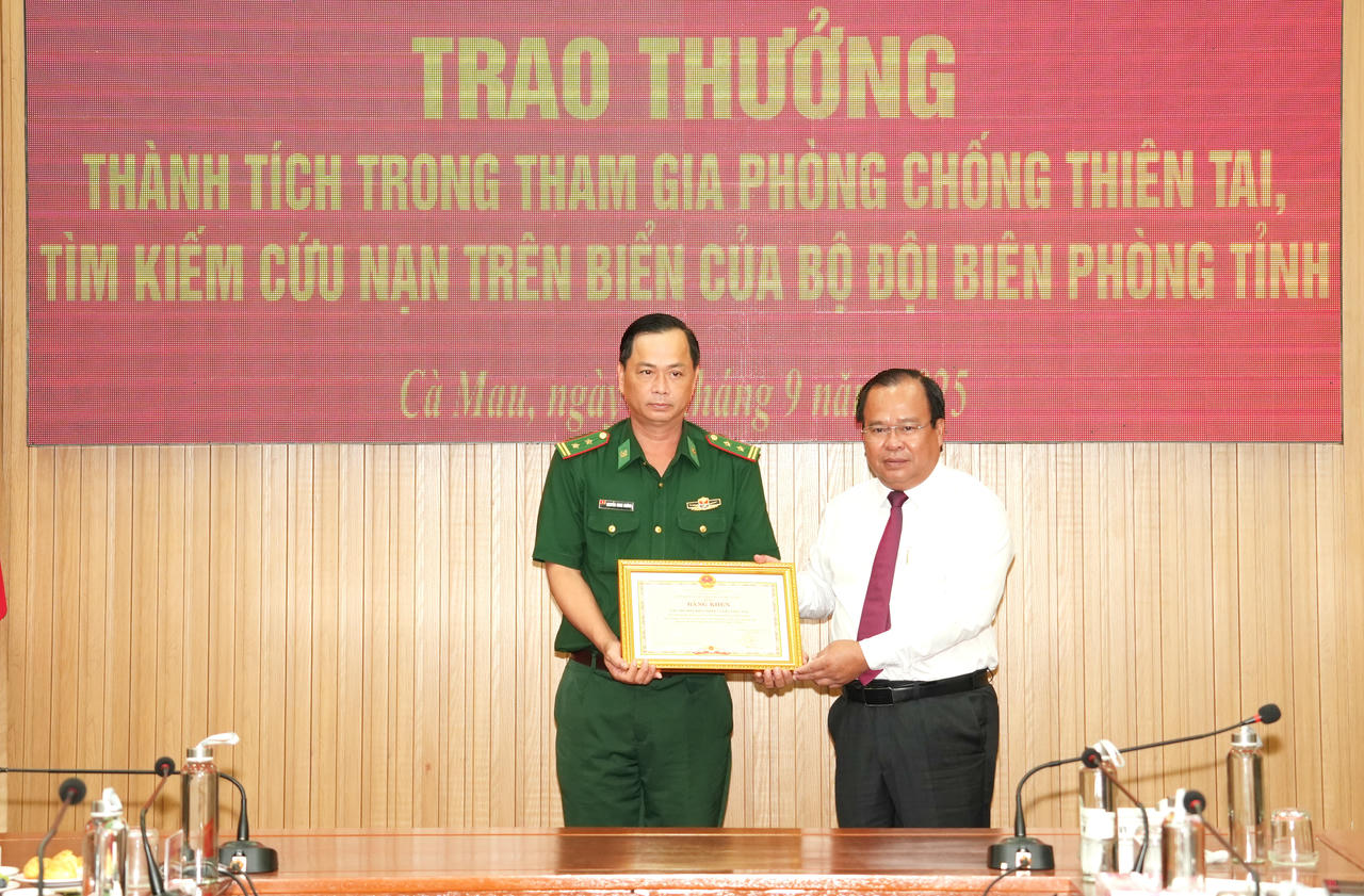 Ông Nguyễn Minh Luân - Phó Chủ tịch UBND tỉnh Cà Mau, trao Bằng khen của UBND tỉnh cho tập thể Đồn Biên phòng Tam Giang Tây.