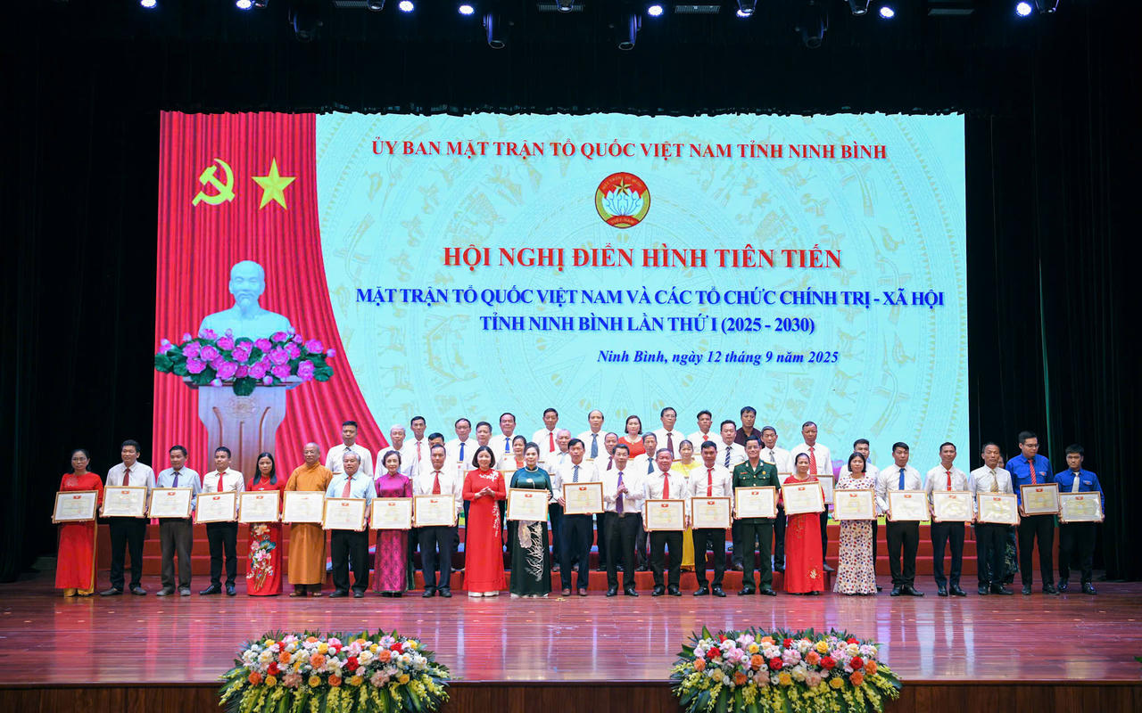 Lãnh đạo Ủy ban MTTQ Việt Nam tỉnh Ninh Bình trao bằng khen cho các cá nhân có thành tích xuất sắc