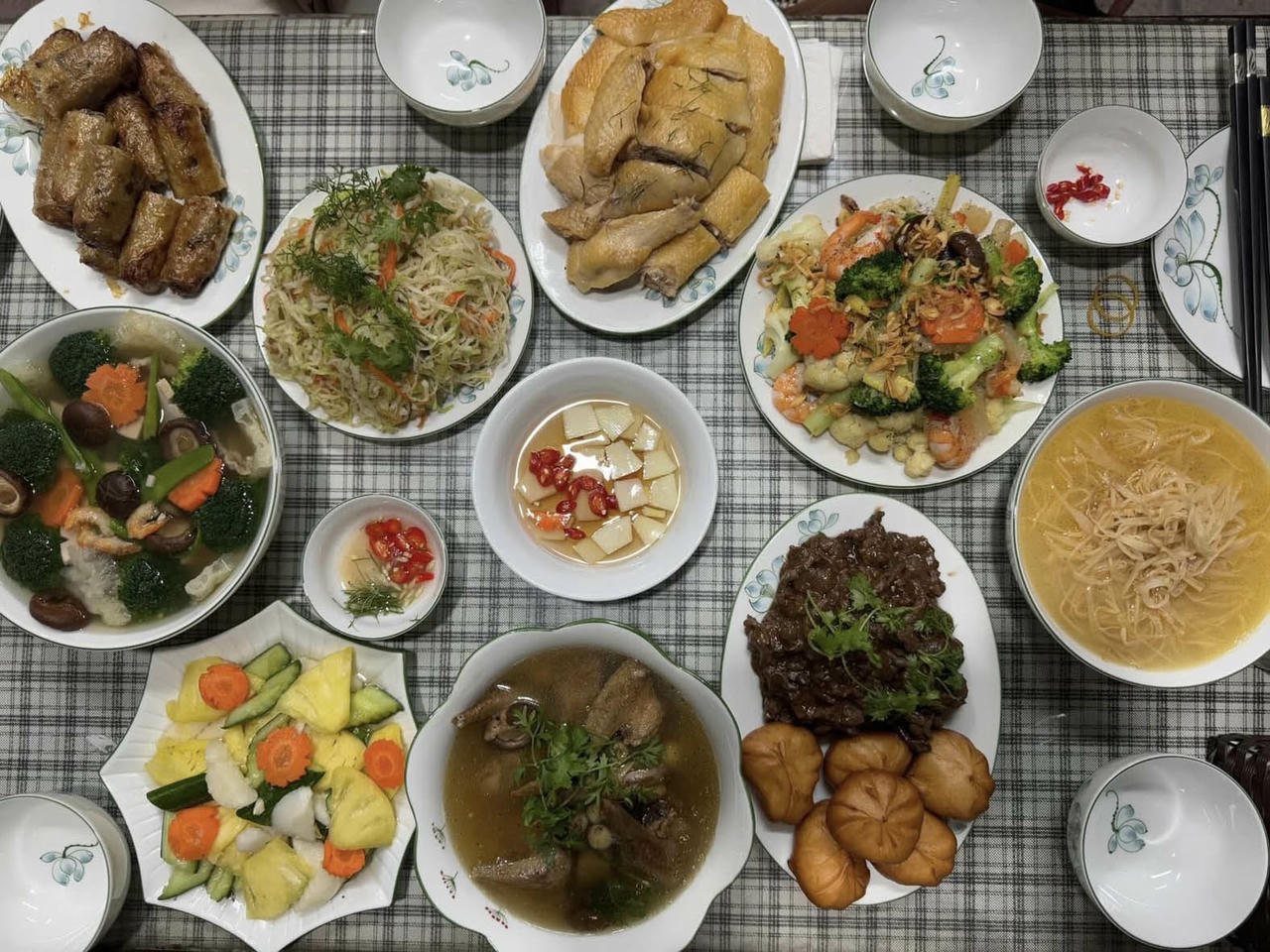 Mâm cỗ truyền thống Bát Tràng. (Ảnh: Binaholic)