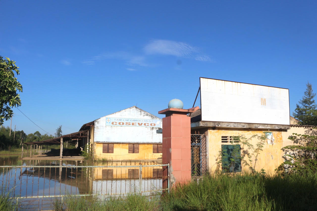 Chi nhánh Công ty CP Sản xuất vật liệu và xây dựng Cosevco1 - Nhà máy Tấm lợp Fibrocement Cosevco bị cưỡng chế ngừng sử dụng hóa đơn do nợ thuế quá hạn hơn 90 ngày.