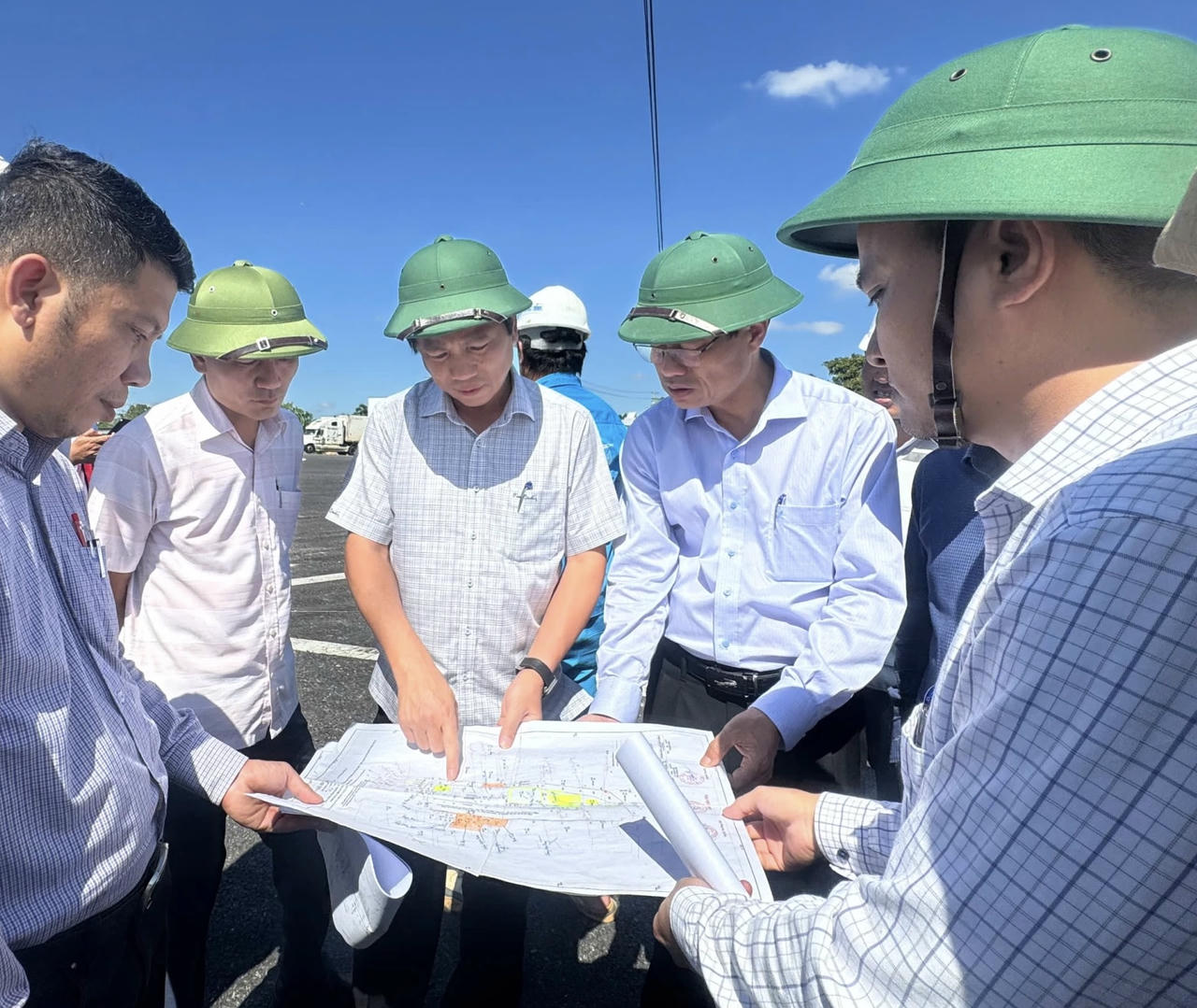 Phó Chủ tịch Thường trực UBND tỉnh Quảng Trị Hoàng Nam nghe UBND xã Hiếu Giang báo cáo công tác giải phóng mặt bằng.