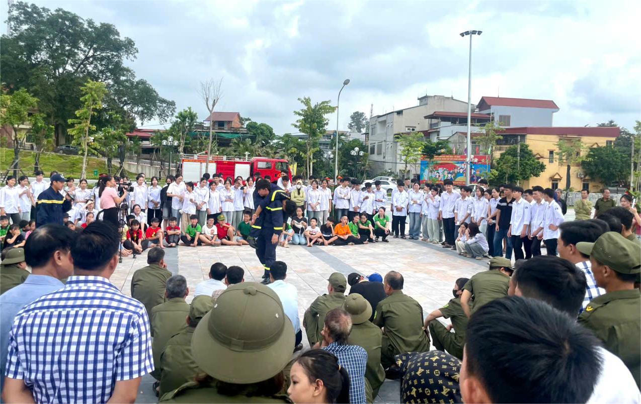 Hướng dẫn di chuyển người bị nạn (Ảnh: Hoàng Tùng)