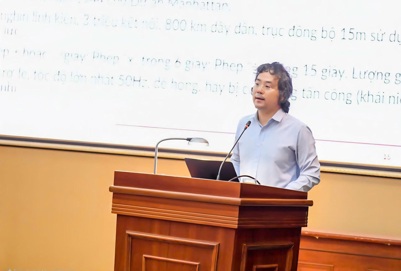 Giảng viên Trường Đại học Công nghệ thông tin và Truyền thông (Đại học Bách khoa Hà Nội) trình bày nội dung tại hội nghị.