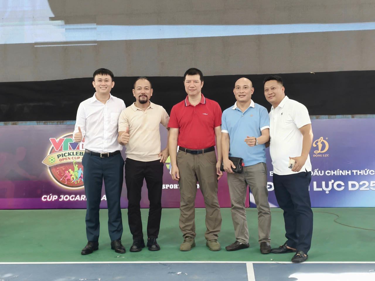 Đại diện nhà tài trợ và khách mời chụp ảnh lưu niệm
