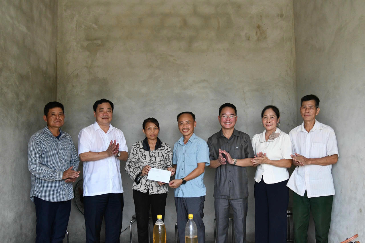 Rời xã Tân Sơn, Đoàn công tác tiếp tục đến với xã Minh Đài để thăm gia đình chị Hoàng Thị Nhờ ở khu Bình.