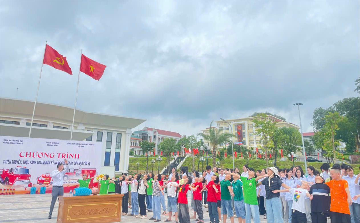 Khối học sinh rất phấn khởi khi được trải nghiệm về các kỹ năng xử lý khi gặp tình huống tai nạn thương tích (Ảnh: Hoàng Tùng)