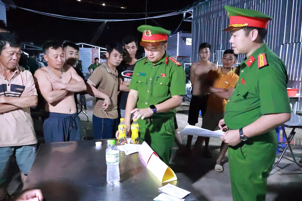 Công an đặc khu Cát Hải (TP Hải Phòng) đồng loạt kiểm tra ma túy trong đêm tại khu trọ, lán trại