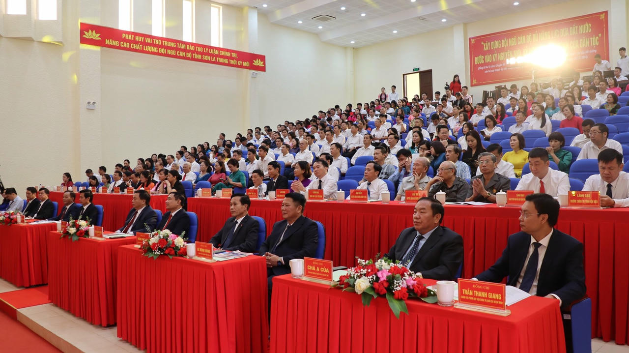 Các đại biểu tham dự.