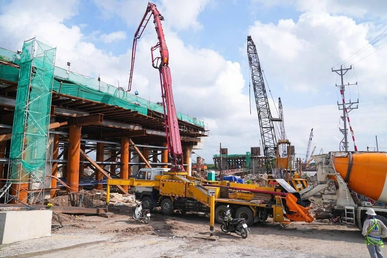 Các đơn vị tập trung thi công đường vành đai 2 đoạn tuyến Tân Vũ - Hưng Đạo - đường Bùi Viện.