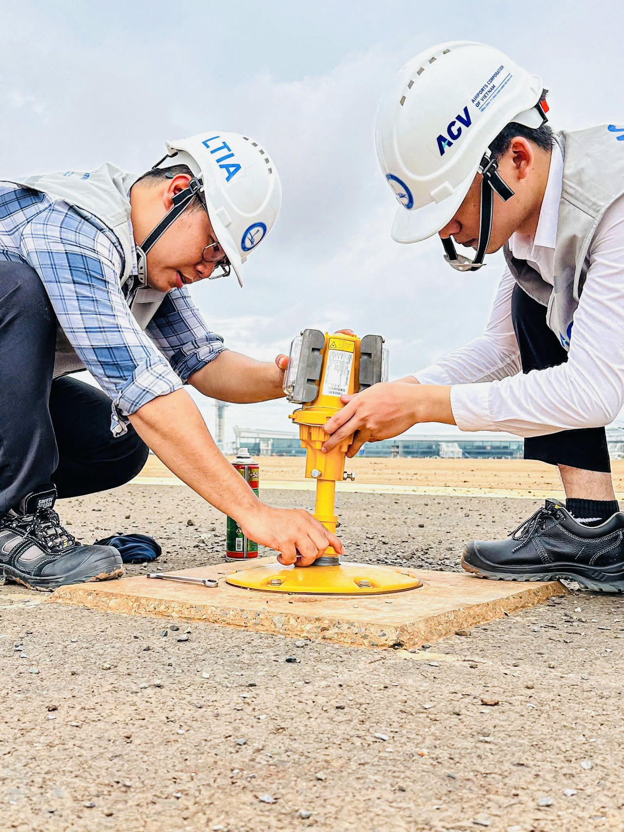 Thi công lắp đặt đèn tiếp cận và đèn lề đường băng số 1 tại sân bay Long Thành, chuẩn bị cho bay hiệu chuẩn ngày 26/9.