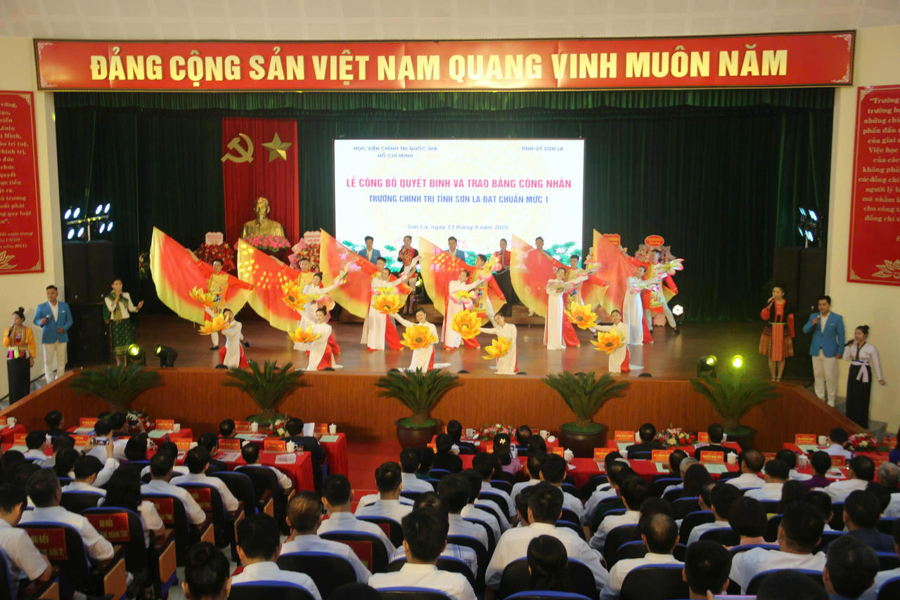 Tiết mục văn nghệ chào mừng tại buổi lễ.