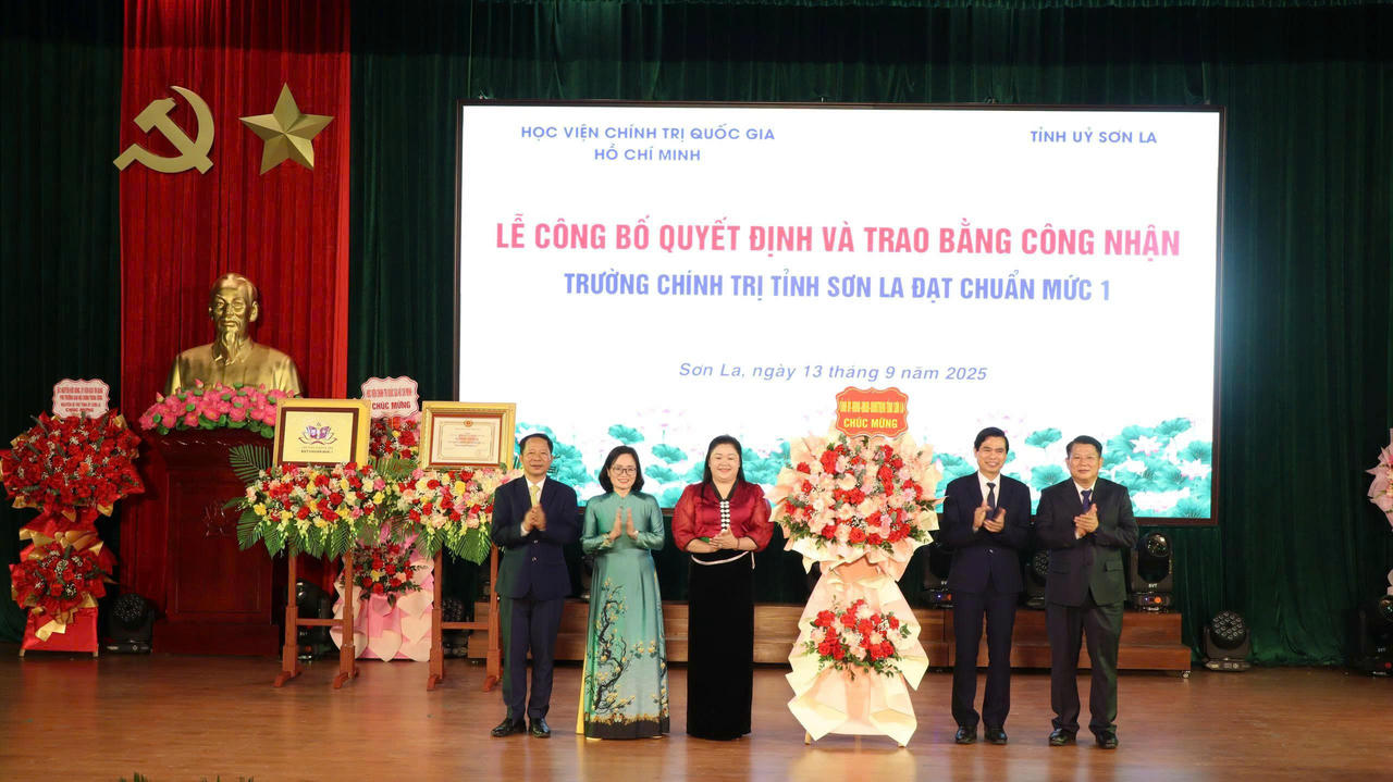 Lãnh đạo tỉnh Sơn La tặng hoa chúc mừng Trường Chính trị tỉnh Sơn La đạt chuẩn mức độ 1.