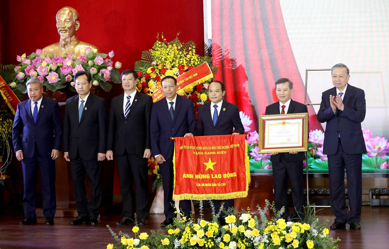 TAND tối cao đón nhận danh hiệu Anh hùng Lao động