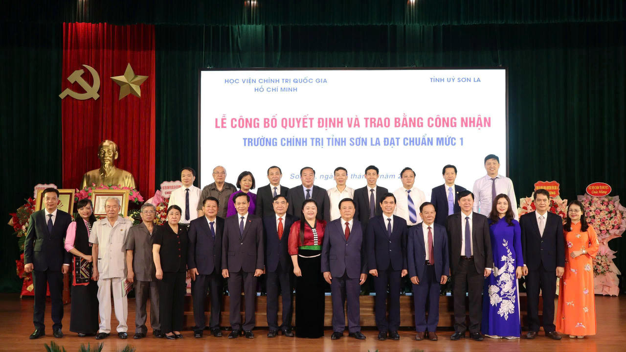 Các đại biểu chụp ảnh lưu niệm tại buổi lễ.