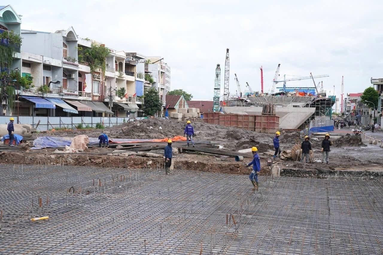 Chủ tịch UBND TP đề nghị các đơn vị tập trung nhân lực, vật lực thi công "3 ca 4 kíp" bù tiến độ, phấn đấu hoàn thành các dự án theo đúng kế hoạch đề ra. 
