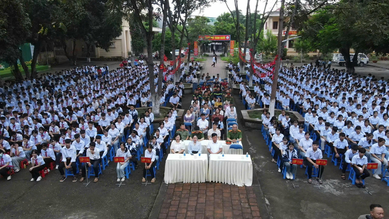 Các đại biểu và học sinh tham dự chương trình.