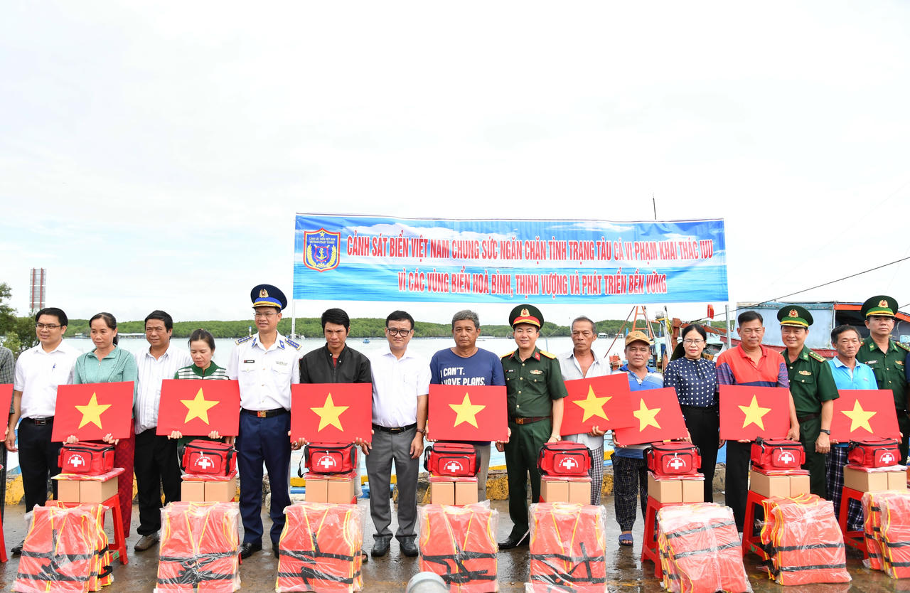 Trao quà cho ngư dân.