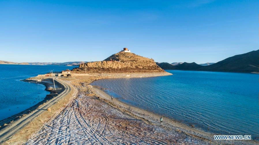 Nhiều du khách thắc mắc tại sao những nhà sư có thể sống trong thời gian dài ở một nơi cô quạnh như vậy. Theo Daily Star, đức tin chính là điều giúp họ vượt qua nỗi cô độc. Ảnh: Sun Fei/Xinhua.