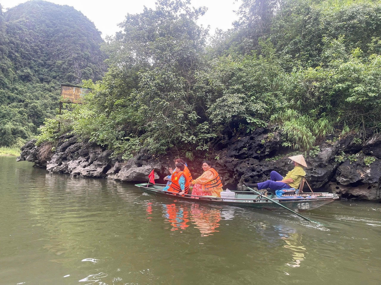 Chảy qua cả ba hang là dòng sông Ngô Đồng, đồng thời đây là tuyến đường thủy đưa du khách tham quan thưởng ngoạn cảnh đẹp.