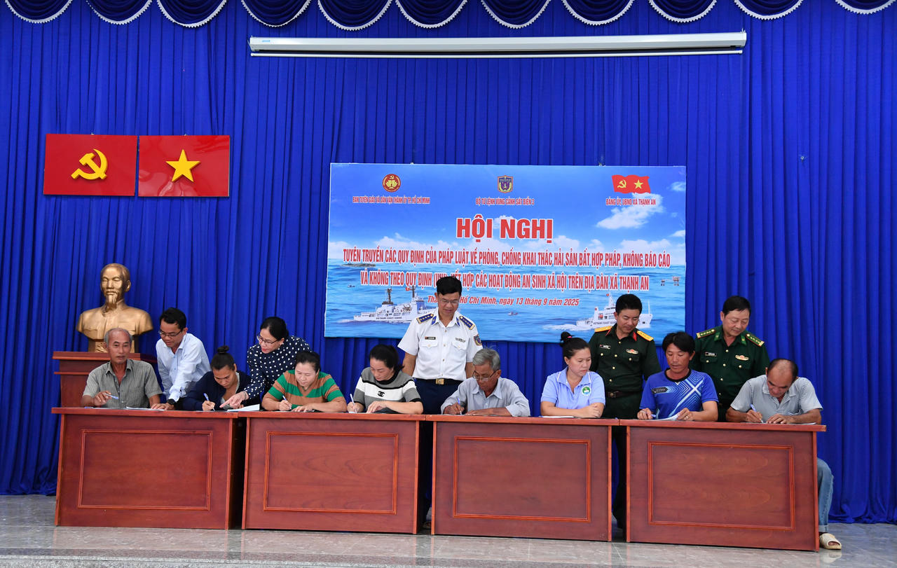 Các chủ tàu cá ký cam kết không vi phạm IUU.