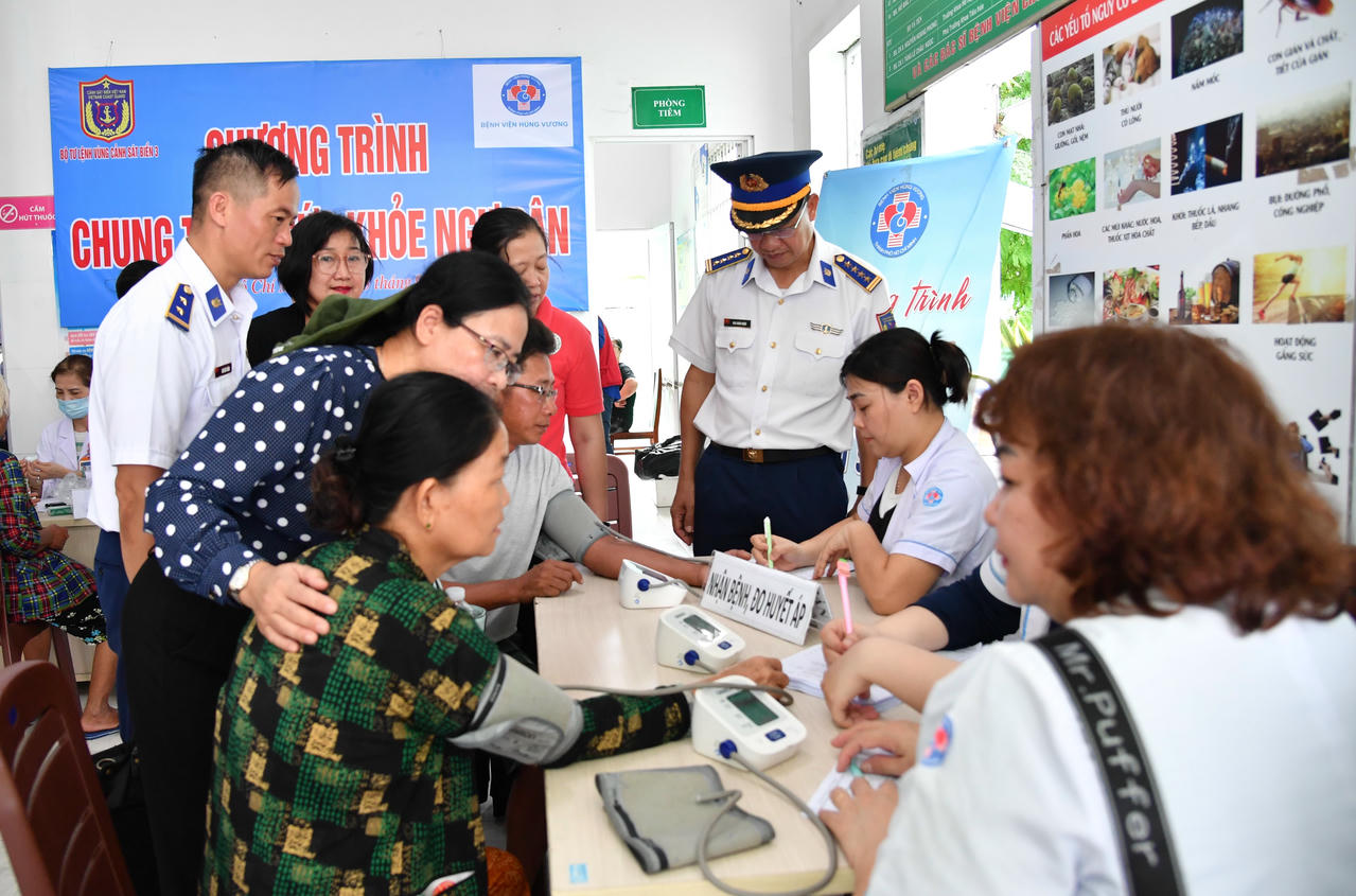 Khám bệnh cấp thuốc cho nhân dân.