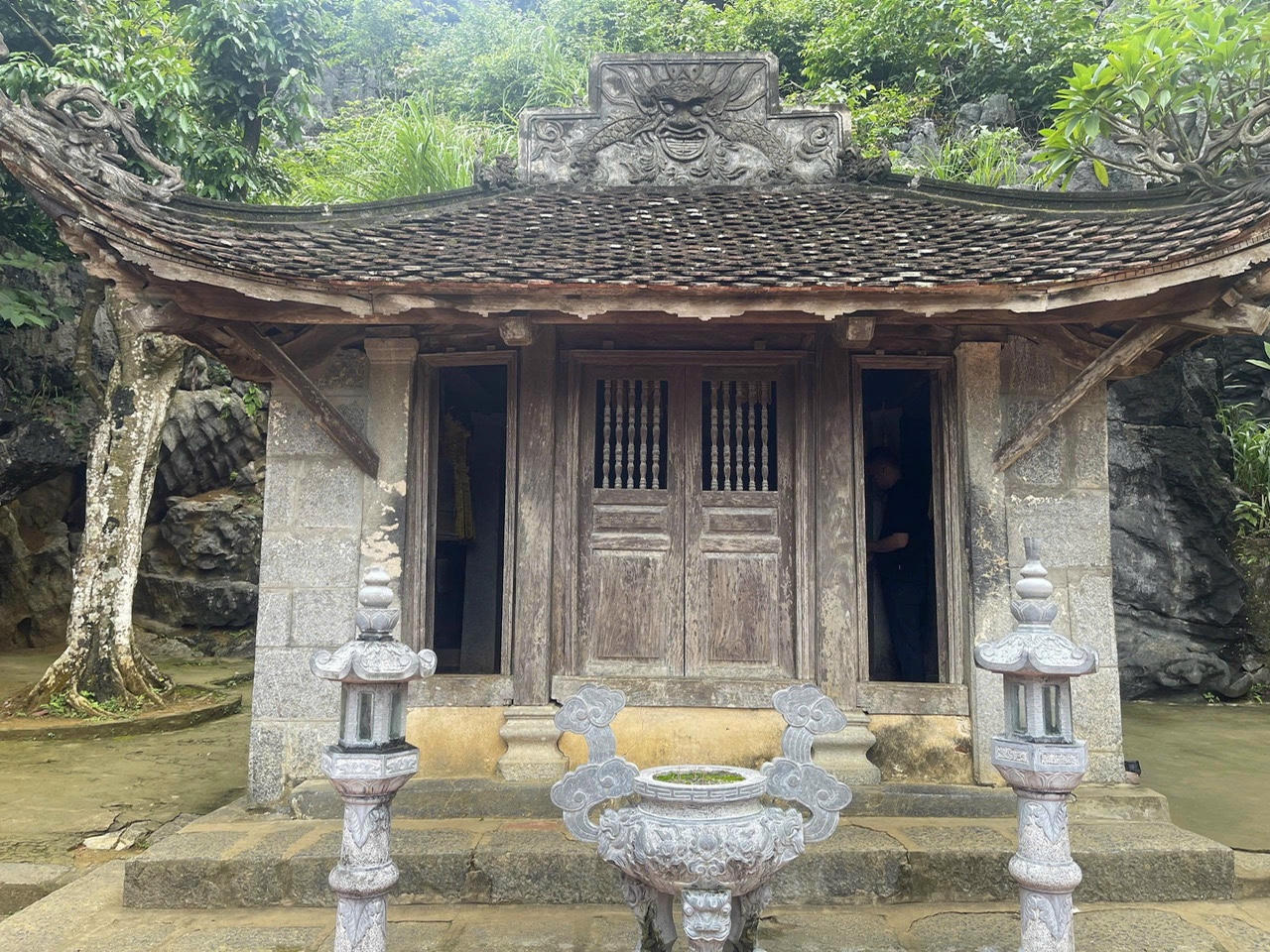 Chùa Thượng có hai miếu hai bên: bên phải thờ Thổ Địa, bên trái thờ Đức Sơn Thần. Cạnh chùa có một bể nước gọi là "bể nước Cam Lộ" của Quan Âm Bồ Tát. Phía trước là cánh đồng Ngũ Môn.