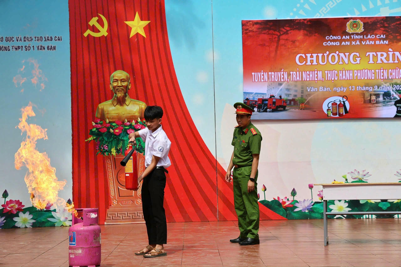 Tuyên truyền, hướng dẫn học sinh thực hành chữa cháy.