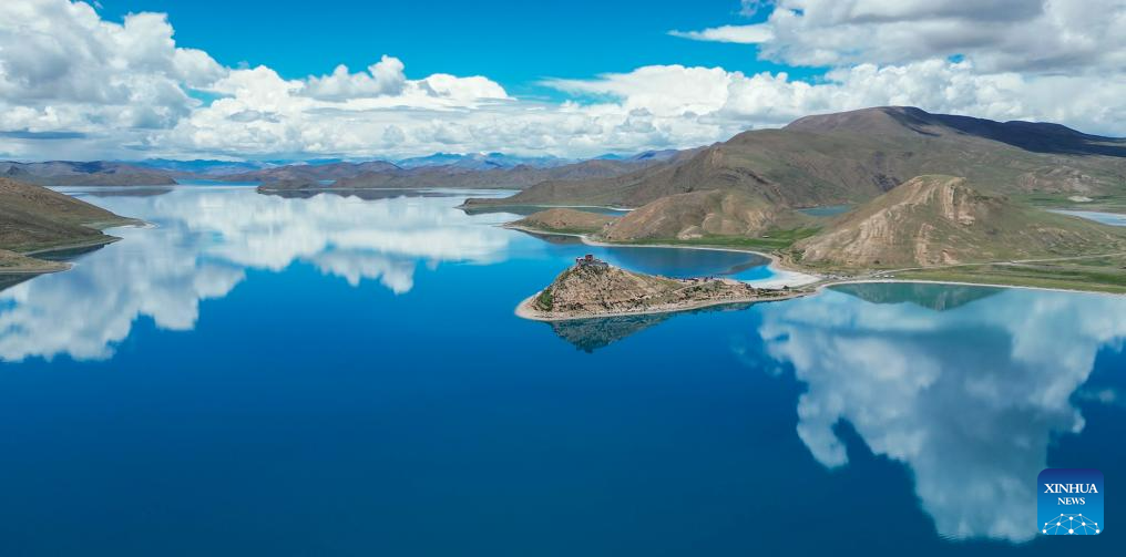 Điểm đặc biệt là nhiều bức họa trong chùa vẫn giữ được màu sắc nguyên vẹn sau hàng trăm năm, nhờ kỹ thuật pha màu cổ truyền kết hợp từ khoáng chất tự nhiên. Ảnh: Xinhua/Nie Yi.